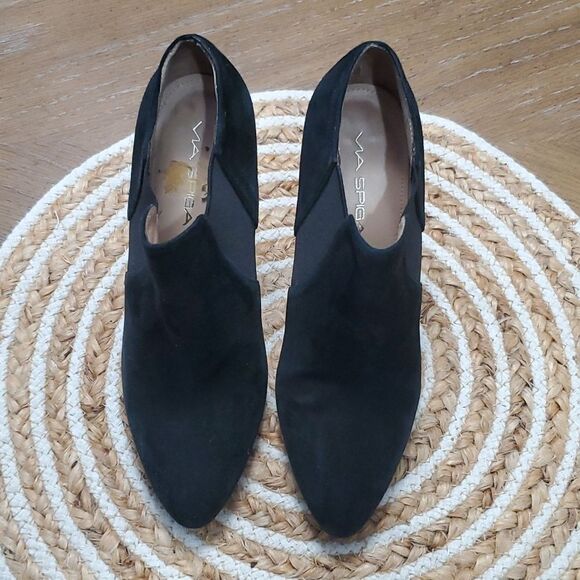 Via Spiga Luxe Suede Black Ankle Booties, Size 6 - Picture 3 of 13